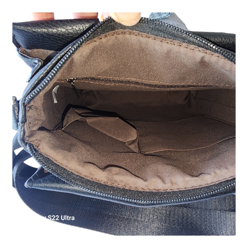 A R New York Women's Black Leather Multi Compartment Messenger-Style Crossbody - Picture 7 of 8